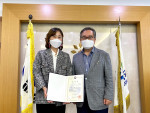 왼쪽부터 이금실 교수와 김태일 장안대학교 총장이 기념촬영을 하고 있다