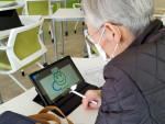 생명숲 100세 힐링센터에 소속된 남성 홀몸 어르신이 태블릿 PC 기반 인지재활프로그램을 이용하고 있다