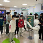 서울 교동초등학교에 설치된 인공지능(AI) 영어 회화를 위한 휴머노이드 로봇 ‘페퍼(Pepper)’