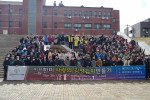 제3회 한미 사랑의 김장김치 만들기 참가자들이 단체 기념 촬영을 하고 있다
