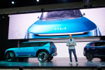 기아 디자인담당 카림 하비브(Karim Habib) 전무가 2021 LA 오토쇼에서 콘셉트 EV9 디자인 발표를 하고 있다