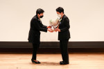 김봉옥 인천힘찬종합병원장(오른쪽)이 변도윤 삼성행복대상위원회 위원장(전 여성부 장관)에게 ‘2021 삼성행복대상 시상식’에서 ‘여성 창조상’을 수상하고 있다