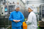 최혁준 비케이바이오 대표가 제주도 용암해수산업단지에 위치한 공장 내부를 방문한 모습