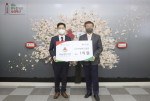 왼쪽부터 김상균 사랑의열매 사무총장과 하춘욱 씨앤투스성진 대표가 기부금을 전달한 후 기념촬영을 하고 있다