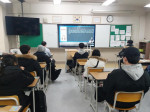 학교 교실에서 실시간 온라인 강의를 청취하고 있는 학생들