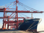 6800TEU급 컨테이너선 HMM 홍콩호가 광양항에서 국내 수출기업들의 화물을 싣고 있다