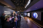 미국 라스베이거스의 컨벤션 센터, 삼성전자 전시관에서 참가자들이 '마이크로 LED