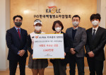 프로골퍼 임희정이 한국백혈병소아암협회에 후원금 전달식을 진행하고 기념촬영을 하고 있다