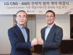 왼쪽부터 LG CNS 대표이사 김영섭 사장과 AWS코리아 함기호 대표가 ‘전략적 협력계약(SCA)’ 체결 후 기념 촬영하고 있다