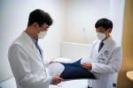 왼쪽부터 김상현 아주대병원 신경외과 교수와 김현준 이비인후과 교수가 이브자리 기능성 베개를 살펴보고 있다