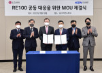LG화학 CSO 유지영 부사장(가운데 왼쪽)과 한국남동발전 은상표 신사업본부장(가운데 오른쪽)이 체결식에서 기념 촬영을 하고 있다