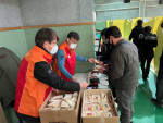 SK텔레콤 구성원들이 5일 경북 울진 국민체육센터에 설치된 대피소에서 주민들에게 핫팩 등 생필품을 지원하고 있다