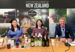 왼쪽부터 푸디안젤라 인플루언서, 정수지 와인 전문기자, Stephen Blair 뉴질랜드 무역산업진흥청 대표가 와인25플러스의 뉴질랜드 와인 랜선투어 방송을 진행하고 있다