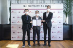 왼쪽부터 LG유플러스 황현식 대표, SKT 유영상 대표, KT 박종욱 사장이 통신3사 ESG 펀드 조성 협약식에서 기념 촬영을 하고 있다