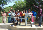 파마킹 후원으로 설립된 식수 펌프대에서 케냐 크와 호스피탈리 마을 주민들이 기뻐하고 있다