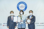대한민국 인적자원개발대상 교육솔루션 부문 대상을 수상한 뉴인 김수영 이사(가운데)가 기념 촬영을 하고 있다