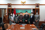 왼쪽에서 3번째부터 인도네시아 BPOM 국장 Dr. L. Rizka Andalucia, 인도네시아 보건부 장관 Budi Gunadi Sanakin, 큐라티스 조관구 대표, 큐라티스