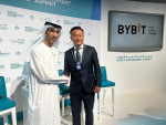 왼쪽부터 UAE의 대외 무역국 장관이자 인재 유치 및 유지 장관 H.E. Dr Thani Al Zeyoudi와 바이비트의 CEO이자 공동 창립자인 Ben Zhou