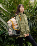 리사이클링 소재가 적용된 가방과 트렌디한 페이즐리 패턴의 재킷을 착용한 노스페이스 홍보대사