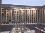 30여 개국의 600여 점의 필통이 전시된 1층 필통 전시실