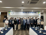 한국소프트웨어감정평가학회 제36회 춘계학술대회 참석자들이 기념 촬영을 하고 있다