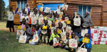 케냐 카바넷 어린이들이 후원받은 학용품과 함께 기념 촬영을 하고 있다