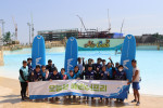 시각장애 청년 서핑 교육·체험 참가자들이 기념 촬영을 하고 있다