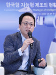 LG CNS 스마트FC사업부장 조형철 전무가 한국공학한림원 스마트디지털포럼에서 ‘버추얼 팩토리’를 소개하고 있다