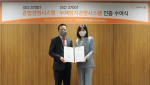 왼쪽부터 어성철 한화시스템 대표와 황은주 한국경영인증원 대표가 인증 수여식에서 기념 촬영을 하고 있다