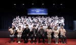 2022 UnivExpoBusan 출범식 참가자들이 기념 촬영을 하고 있다