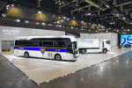 H2 MEET 2022 현대차그룹관에 전시된 수소 전기 버스 경찰버스와 수소 전기 트럭 청소차