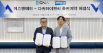 왼쪽부터 에스엔에이 이원호 대표, 다원아이앤씨 김종기 대표가 총판 계약을 체결한 뒤 기념 