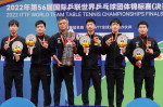 중국 남자팀이 2022년 제56회 국제탁구연맹 세계탁구선수권대회(파이널)에서 우승 후 기념 촬영을 하고 있다
