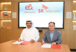 왼쪽부터 칼리파 알 샴시(Khalifa Al Shamsi) 이앤 라이프(e& life) CEO와 하민용 SKT 최고사업개발책임자(CDO)가 협약식에서 기념 촬영을 하고 있다