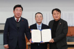 왼쪽부터 이범석 청주시장, 이방수 LG에너지솔루션 CRO 사장, 김영환 충청북도지사가 기념 촬영을 하고 있다