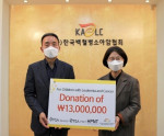 왼쪽부터 이석 PSA Korea 대표이사, 허인영 한국백혈병소아암협회 사무총장이 후원금 전달식을 갖고 기념 촬영을 하고 있다