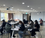 지원자들이 서울문화재단 대학로센터 원로예술지원 상담 창구에서 상담하고 있다