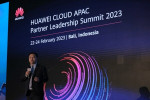 정 싱윈(Zeng Xingyun) 화웨이 클라우드 아태지역 사장이 ‘2023 아시아 태평양 파트너 리더십 서밋’에서 화웨이의 매출 성장 목표를 발표하고 있다