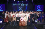 2022년 WAPA 갈라쇼&4th 코리아 퀸 선발대회 수상자와 심사위원이 기념 촬영을 하고 있다