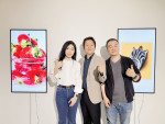 왼쪽부터 김루인 작가와 가운데 엄영식 아시아 스타 엔터테인먼트 회장 오른쪽 김호성 작가와 기념 촬영을 하고 있다