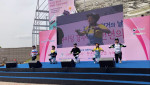 자전거의 날 행사에서 가로수포엠 배우들이 오프닝 공연을 하고 있다
