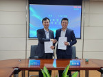 왼쪽부터 에스아이지 이희규 대표이사와 아이플라이텍 주전복 총경리가 중국 아이플라이텍 사무실에서 국내 AI 오픈플랫폼 운영에 관한 계약을 체결하고 기념사진을 촬영하고 있다