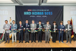‘HRD KOREA 2023’의 개회 선언 이후 본격적 시작을 알리는 테이프 커팅식이 진행되고 있다