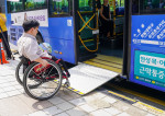 시연회에서 휠체어 사용자가 예약한 저상버스에 오르고 있다