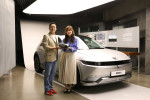 ‘포니와 함께한 시간’ 사진 공모전 대상 수상자 심포니 씨(오른쪽)가 아이오닉 5 다이캐스트를 들고 현대자동차 브랜드마케팅본부장 지성원 전무와 현대모터스튜디오 서울에 전시된 아이오