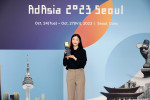 8월 17일(목) 강남 소재 스튜디오에서 열린 애드아시아 2023 서울(AdAsia 2023 Seoul) 스포츠마케팅 부문 홍보대사 위촉식에서 김연아가 기념 촬영을 하고 있다