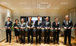 신한투자증권 김상태 대표이사(사진 중앙)와 임직원들이  인천금융센터 오픈을 기념해 기념 촬영을 하고 있다