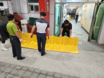 9일 오천시장 의용소방대원들이 제6호 태풍 ‘카눈’에 대비해 차수벽을 설치하고 있다