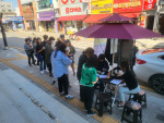 전곡상권진흥구역에서 물건을 구매한 시민들이 ‘영수증 페이백 이벤트’에 참여하고 있다