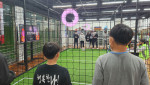 제2회 서울시청소년드론축구대회에 참가한 청소년들이 드론을 이용해 축구 경기를 펼치고 있다